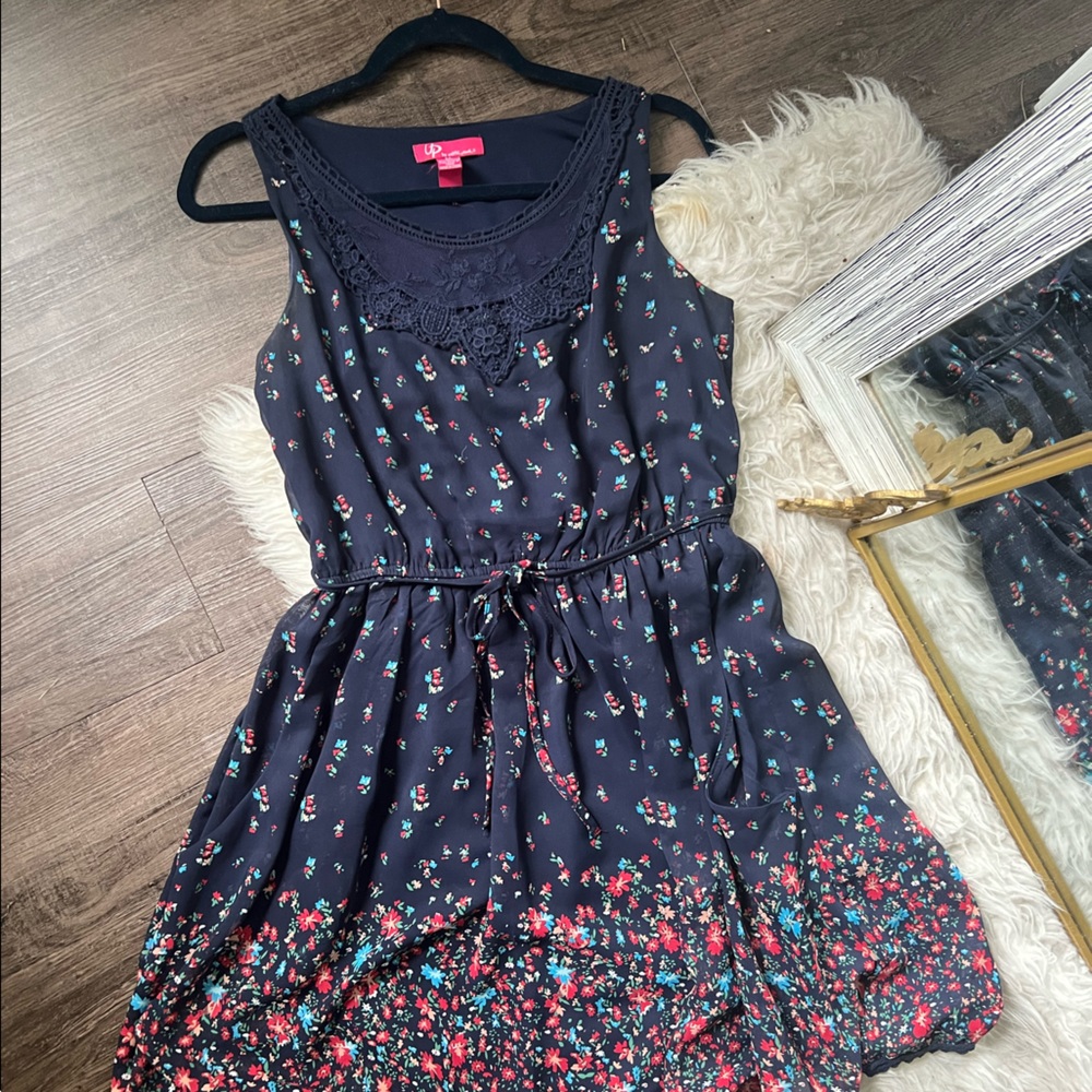 Medium Navy floral EUC pockets lace dress up polyester tie lined